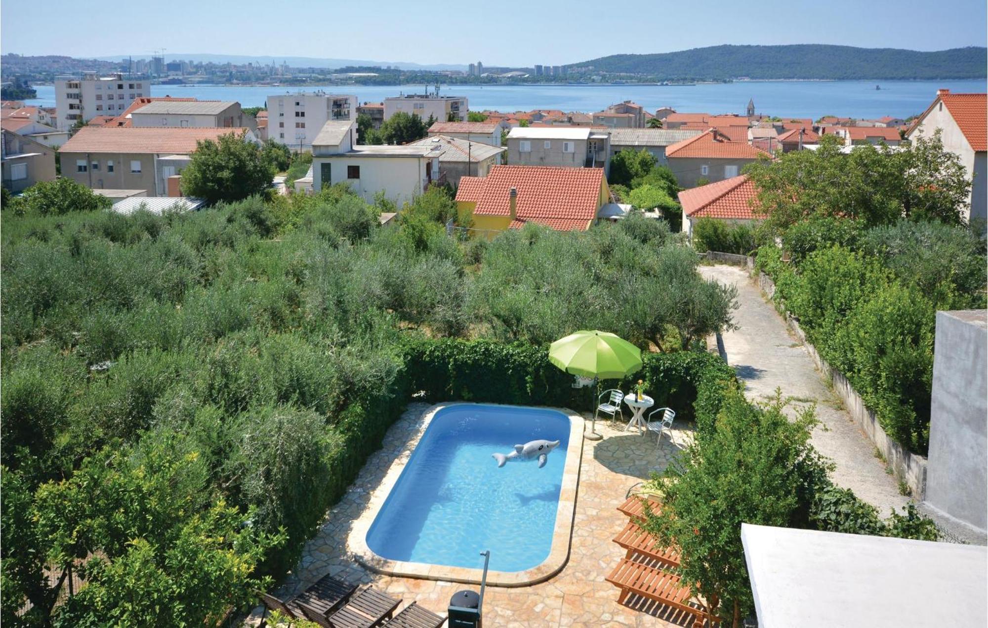 Amazing Apartment In Kastel Sucurac With Kitchen Kaštela Eksteriør billede