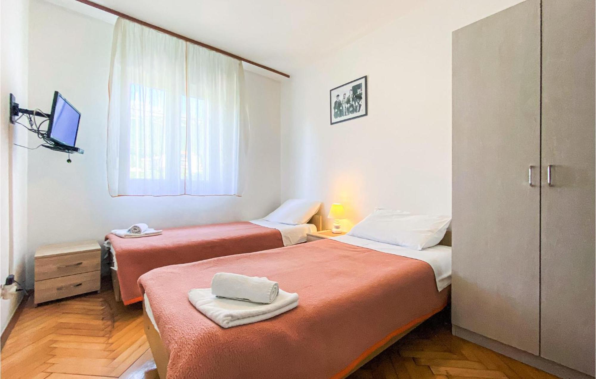 Amazing Apartment In Kastel Sucurac With Kitchen Kaštela Eksteriør billede