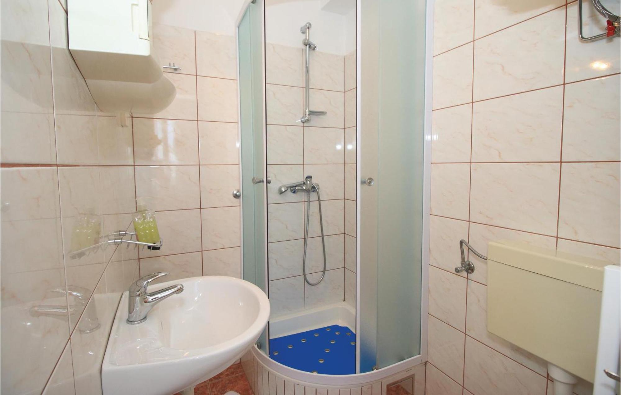 Amazing Apartment In Kastel Sucurac With Kitchen Kaštela Eksteriør billede