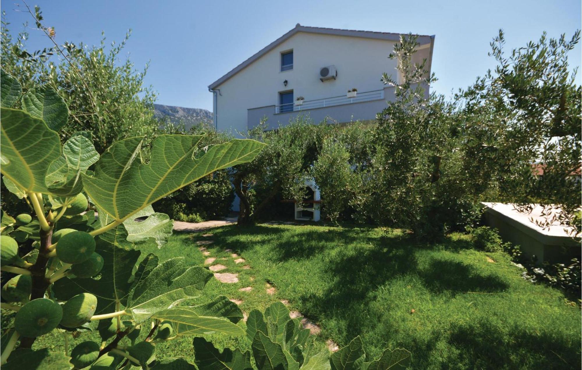 Amazing Apartment In Kastel Sucurac With Kitchen Kaštela Eksteriør billede