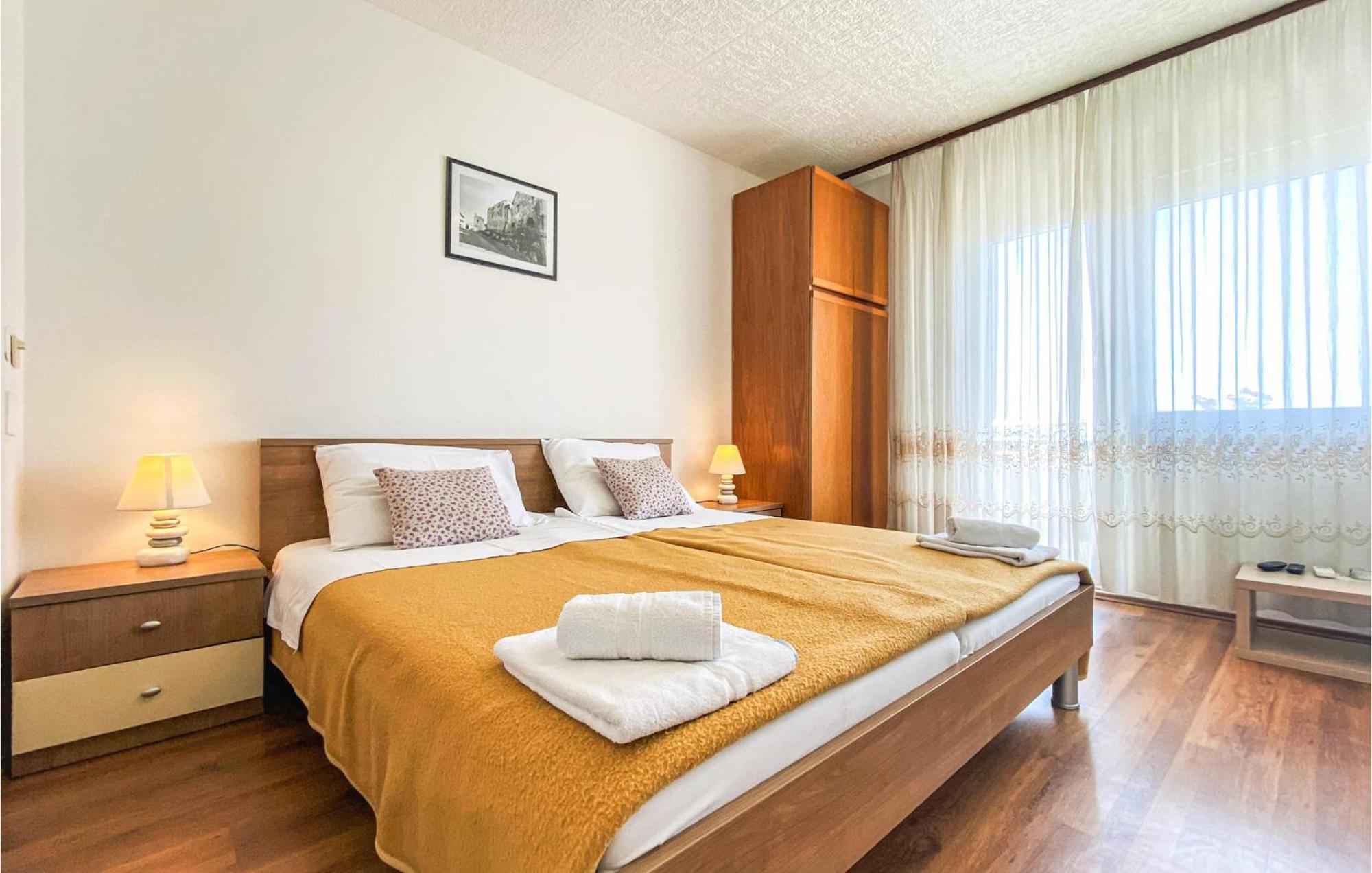 Amazing Apartment In Kastel Sucurac With Kitchen Kaštela Eksteriør billede