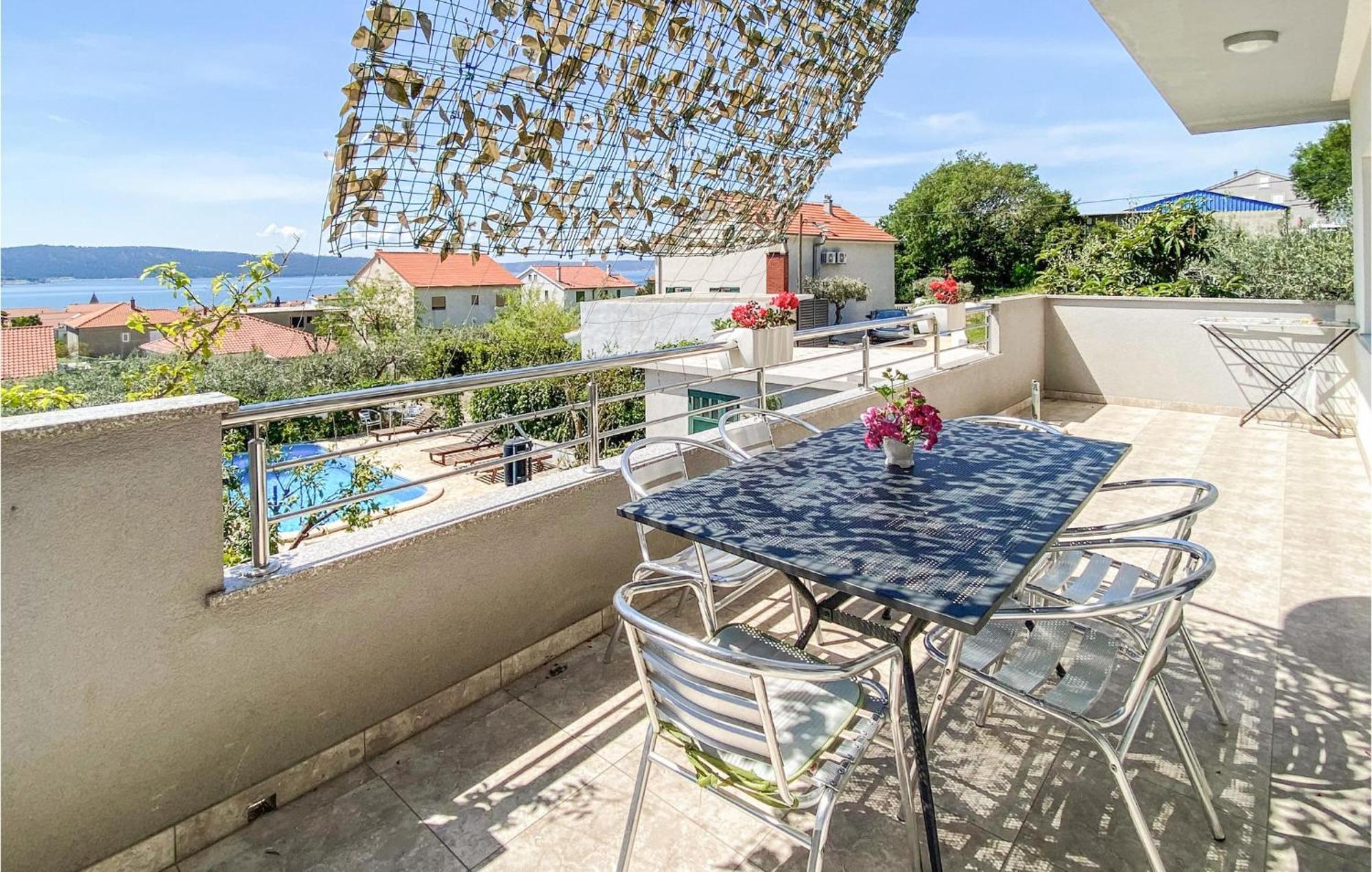 Amazing Apartment In Kastel Sucurac With Kitchen Kaštela Eksteriør billede