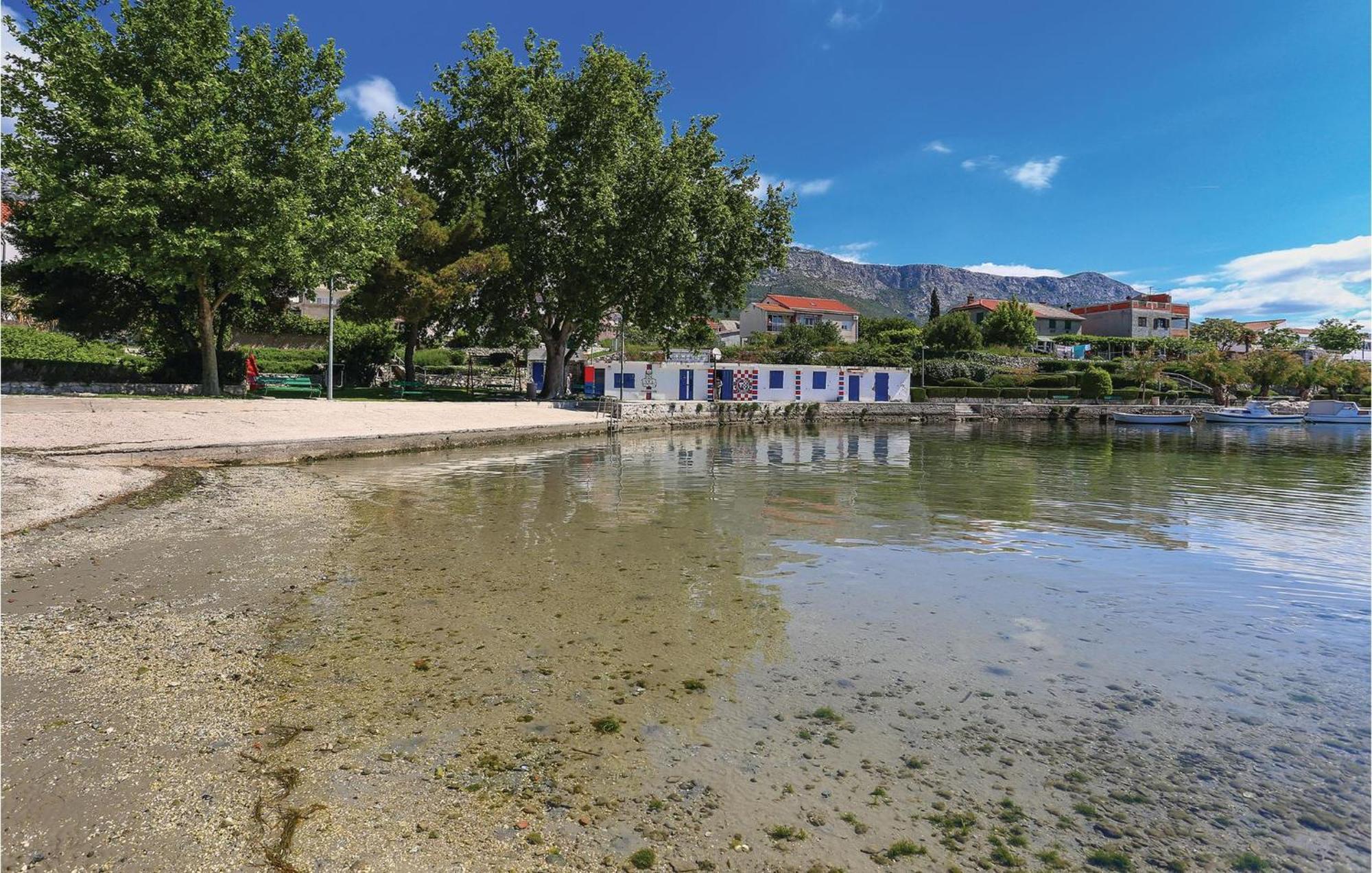Amazing Apartment In Kastel Sucurac With Kitchen Kaštela Eksteriør billede