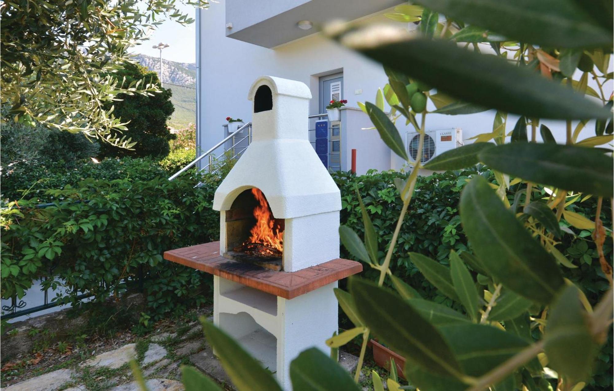 Amazing Apartment In Kastel Sucurac With Kitchen Kaštela Eksteriør billede