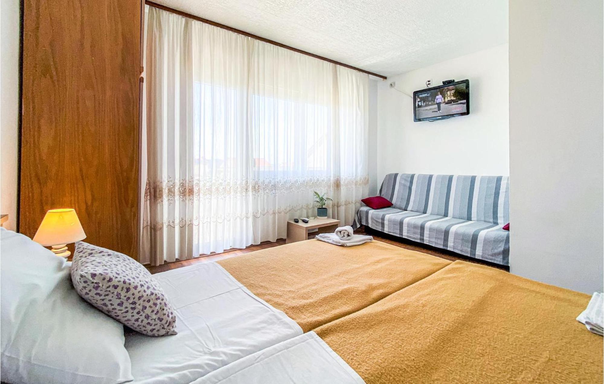 Amazing Apartment In Kastel Sucurac With Kitchen Kaštela Eksteriør billede