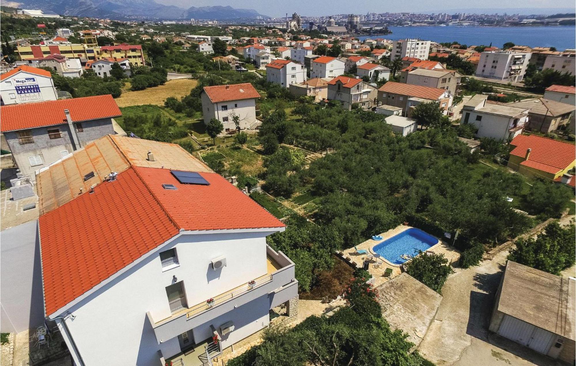 Amazing Apartment In Kastel Sucurac With Kitchen Kaštela Eksteriør billede