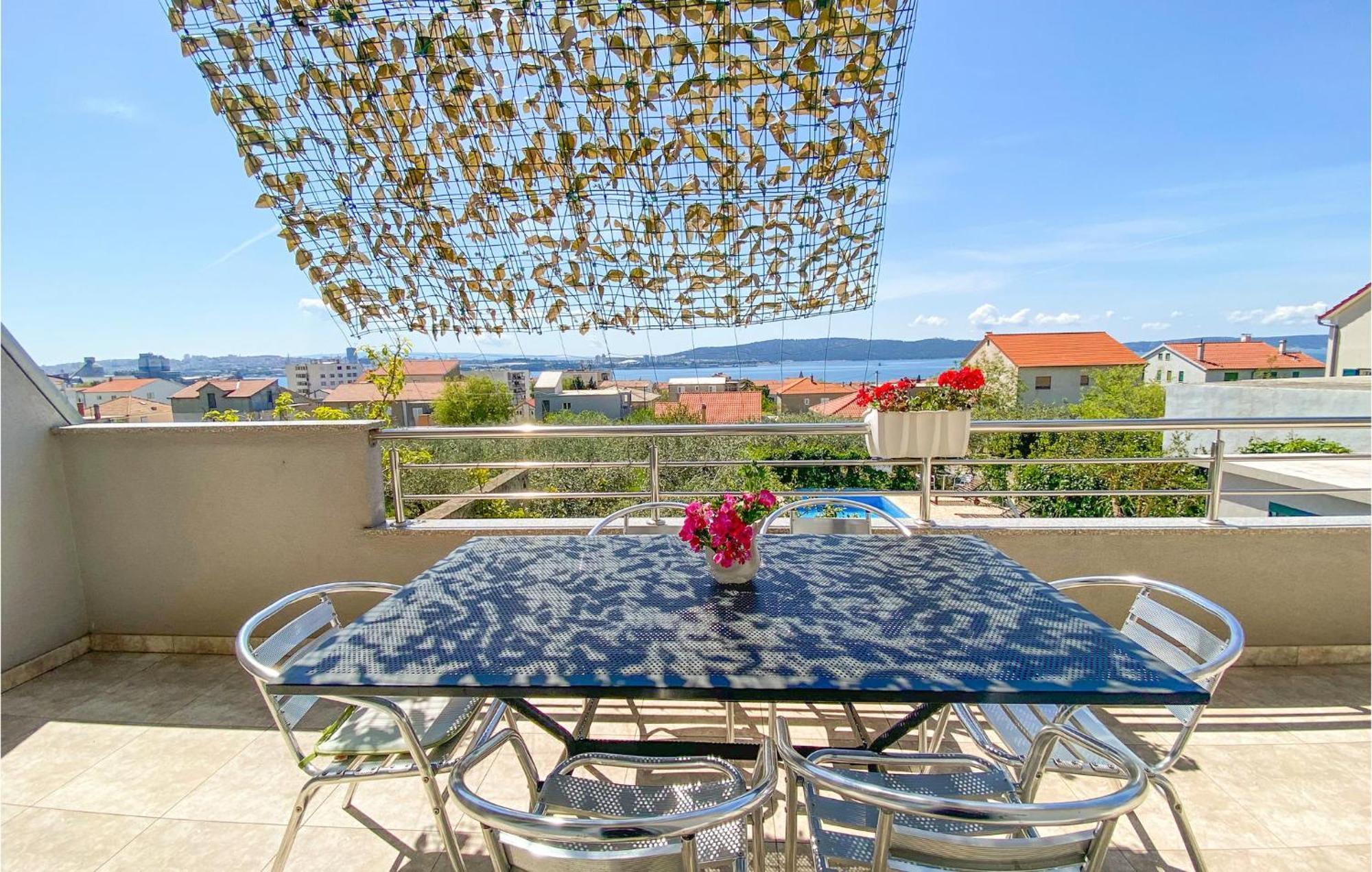 Amazing Apartment In Kastel Sucurac With Kitchen Kaštela Eksteriør billede