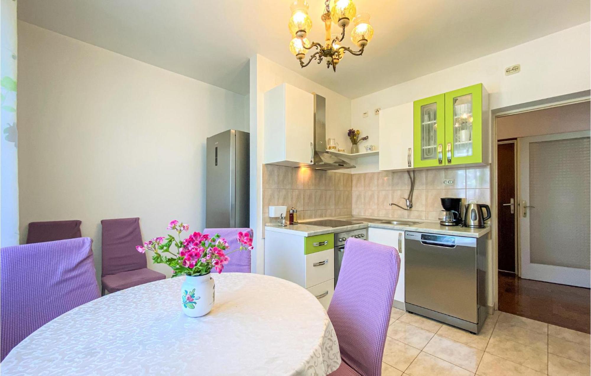 Amazing Apartment In Kastel Sucurac With Kitchen Kaštela Eksteriør billede